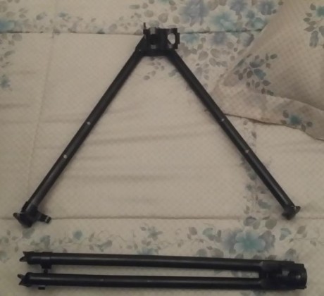 Vendo bipode plegable de fusil ruso RPD que se puede acoplar a cualquier fusil. 70 euros como nuevo. contesto 00