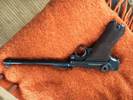 Hola a todos:
Un amigo me ha pedido que le ponga a la venta una Pistola Luger P08 de Artillería.
El arma 11