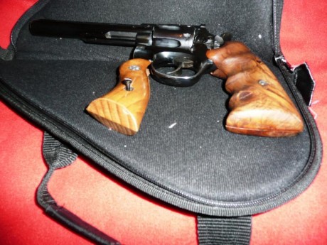 Vendo este magnífico revolver, funciona perfectamente tiene muy pocos disparos, aún cuesta sacar las vainas 02