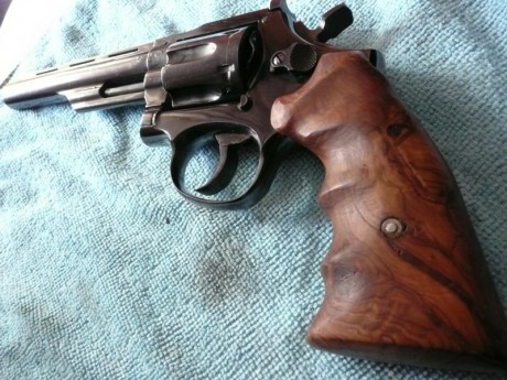 Vendo este magnífico revolver, funciona perfectamente tiene muy pocos disparos, aún cuesta sacar las vainas 20