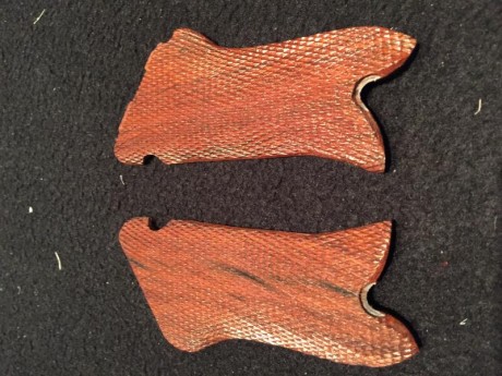 Vendo estas cachas para Luger fabricadas actualmente, su mejor uso es evitar que se estropeen las originales 01