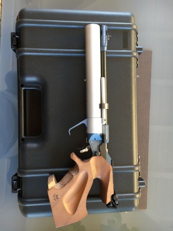 Hola a todos, un amigo me ha pedido que le anuncie una Pistola de aire Feimwerkbau P44. Talla de la cacha 40