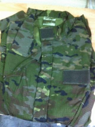 Vendo uniformes color BOSCOSO pixelado, TALLA 2N , equivale aproximadamente a una TALLA M   , con dos 02
