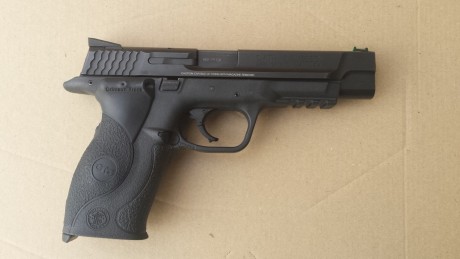 La M&P9 está totalmente nueva como se ve en las fotos. Tiene menos de 500 disparos. La compró un amigo 02