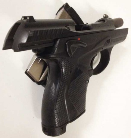 Se vende beretta 9000S, poco uso, calibre 9mm parabellum, el arma viene con tres cargadores, está en Zaragoza 02