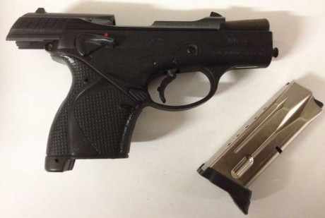 Se vende beretta 9000S, poco uso, calibre 9mm parabellum, el arma viene con tres cargadores, está en Zaragoza 01