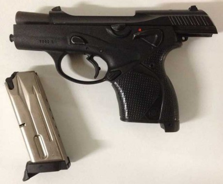 Se vende beretta 9000S, poco uso, calibre 9mm parabellum, el arma viene con tres cargadores, está en Zaragoza 00