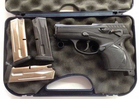 Se vende beretta 9000S, poco uso, calibre 9mm parabellum, el arma viene con tres cargadores, está en Zaragoza 10