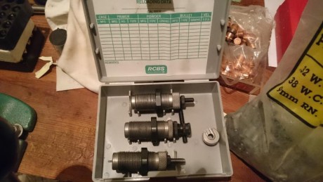 Buenas, enredando he encontrado unos dies RCBS, con poquísimo uso, 471 puntas TORO, 24 puntas encamisadas 02