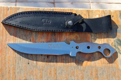 Cuchillo Andújar en acero 440. Diseño de un militar, no recuerdo cuál. Es tamaño Ka-Bar (17cm de hoja). 02