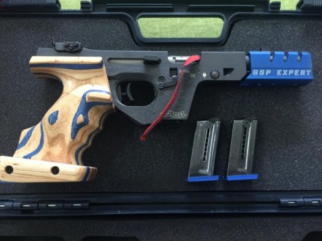 Pistola con pocos disparos,calibre 22,antigüedad 3años como nueva.900€. 02