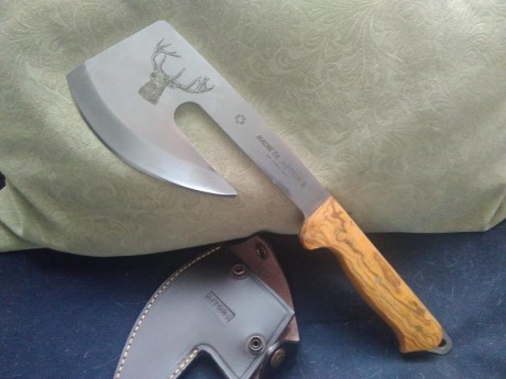 Hacha  Aitor. Nueva a estrenar, con mago veteado de olivo. 
Muy bonita pieza.
50€
Portes incluidos.
Particular.

VENDIDA 02