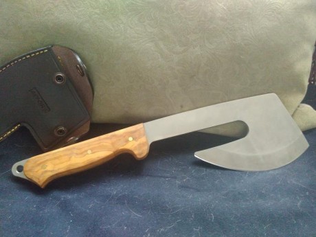 Hacha  Aitor. Nueva a estrenar, con mago veteado de olivo. 
Muy bonita pieza.
50€
Portes incluidos.
Particular.

VENDIDA 01