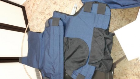 Vendo estos dos chalecos sin estranar, acompaño fotos para ver modelo, talla homologación etc, 220 euros 02