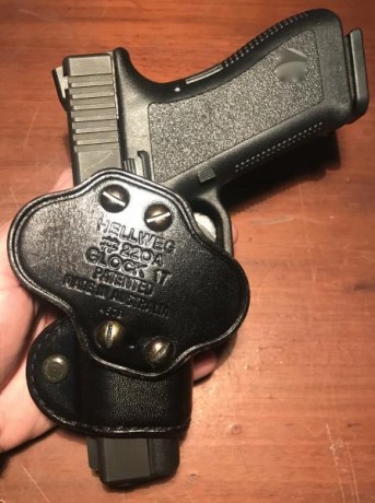 Hola vendo esta funda de Cuero y porta cargador de pvc para pistolas glock
precio del conjunto 45 €
Envio 00