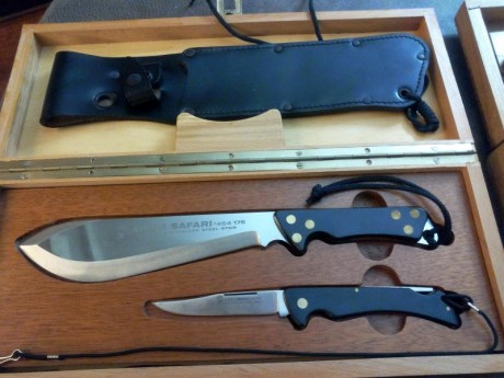 Hola.

Vendo este estuche compuesto por cuchillo Aitor Safari y navaja Comando.

Su precio es de 300 euros.

Estuche 00