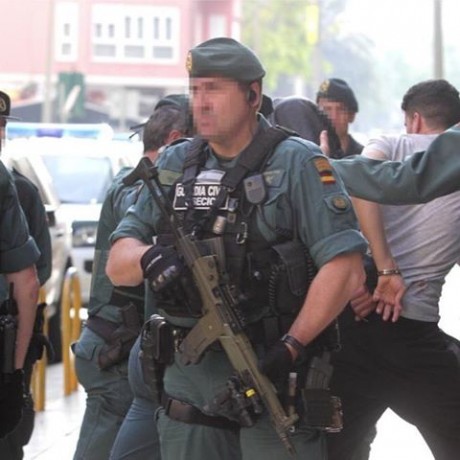 Que los terroristas lleven AKs y Chalecos antibalas es ya un hecho. La policia no puede ir "solo" 10