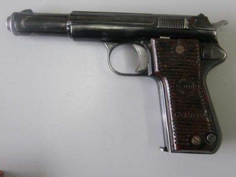 Vendo la peculiar Astra 800 Cóndor. Tal como se ve en las fotos, con dos cargadores, tres juegos de cachas 02