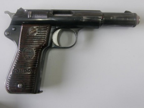 Vendo la peculiar Astra 800 Cóndor. Tal como se ve en las fotos, con dos cargadores, tres juegos de cachas 01