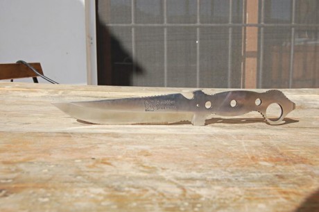 Cuchillo Andújar en acero 440. Diseño de un militar, no recuerdo cuál. Es tamaño Ka-Bar (17cm de hoja). 01