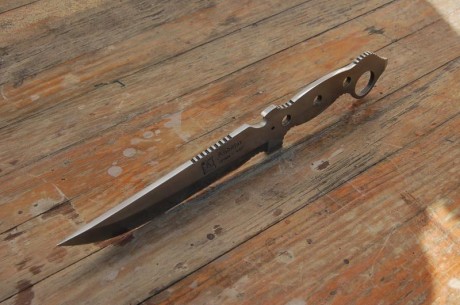 Cuchillo Andújar en acero 440. Diseño de un militar, no recuerdo cuál. Es tamaño Ka-Bar (17cm de hoja). 00