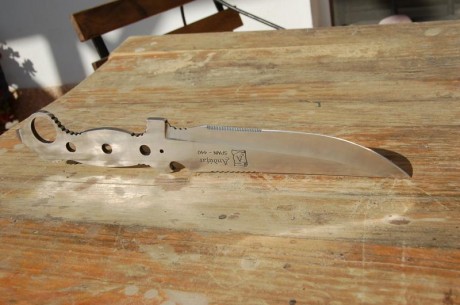 Cuchillo Andújar en acero 440. Diseño de un militar, no recuerdo cuál. Es tamaño Ka-Bar (17cm de hoja). 10