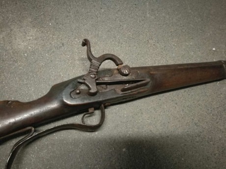 Hola a todos,

Un amigo me ha pedido ayuda para identificar una arma larga de pistón y anima lisa que 10