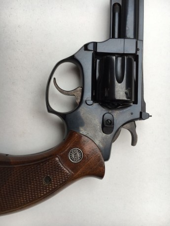 Hola a todos:
Un amino me ha pedido que le ponga a la venta un revólver Astra cal.32
El arma se encuentra 120