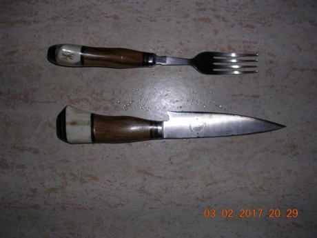 Vendo Cuchillo y Tenedor Argentinos marca Libertad, sin estrenar, encabados en madera y ciervo, funda 01