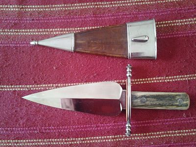 Hola, vendo un antiguo cuchillo de remate con marcaje Fabrica de Toledo. La empuñadura es de asta de ciervo, 11