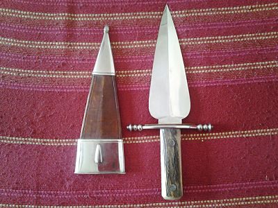 Hola, vendo un antiguo cuchillo de remate con marcaje Fabrica de Toledo. La empuñadura es de asta de ciervo, 10