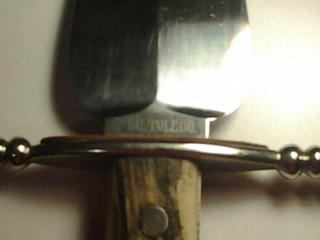 Hola, vendo un antiguo cuchillo de remate con marcaje Fabrica de Toledo. La empuñadura es de asta de ciervo, 141