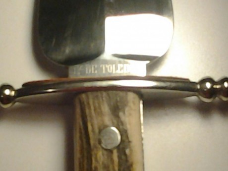 Hola, vendo un antiguo cuchillo de remate con marcaje Fabrica de Toledo. La empuñadura es de asta de ciervo, 140