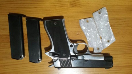 Vendo ésta pistola, cuyo modelo de todos es conocida, con dos juegos de cachas, y tres cargadores. El 01