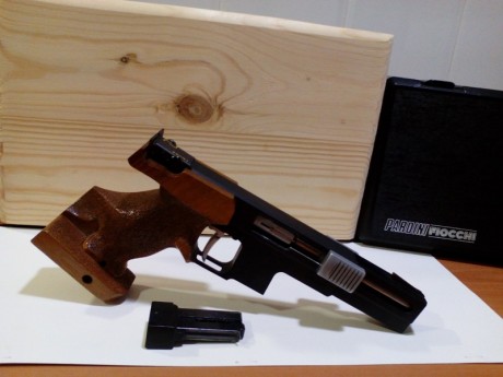 Pongo a la venta este arma de un compañero del club, como dice el 
encabezado es una Pardini-Fiocchi del 01