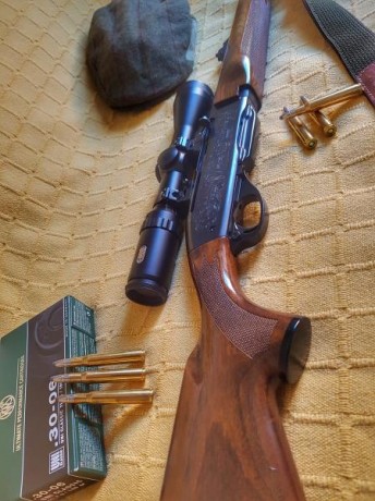 Se vende rifle semiautomático  Remington 7400  calibre 30-06, con grabados de ciervos y muflones en las 02