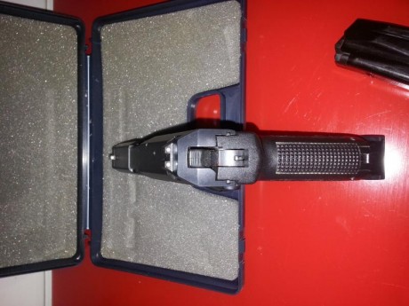 se vende pistola HK USP 9 MM, en perfecto estado, con 2 cargadores y su caja. 300€ 41