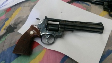 Pistola glock 9mm lleva toda la maquinaria de la 4 gen por 400eur.colt trooper en 6 pulgadas cal 357 por 00