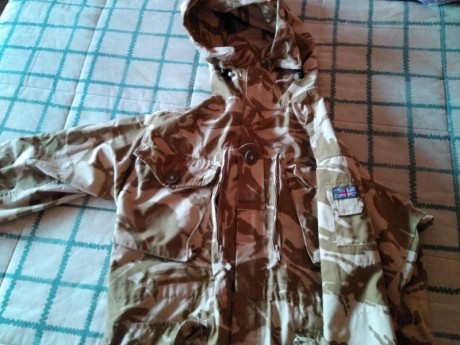 Vendo este chaqueton del ejercito ingles en camuflage desierto, windproof, talla 170/96, esta como nuevo, 00