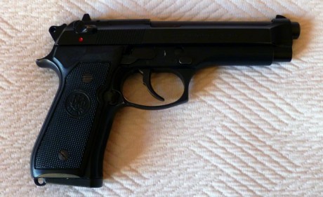 Vendo Beretta 92 fs, dos cargadores, mas cachas hogue, caja original, 300 euros más portes.
 P1020032.JPG 00