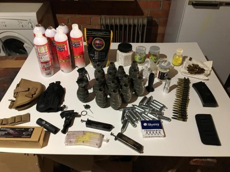 Equipacion completa, con 3 trajes, uno multicam y 2  woodland, ceñidores, chalecos mp5 fullmetal, doble 12