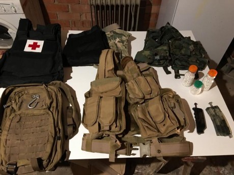 Equipacion completa, con 3 trajes, uno multicam y 2  woodland, ceñidores, chalecos mp5 fullmetal, doble 31
