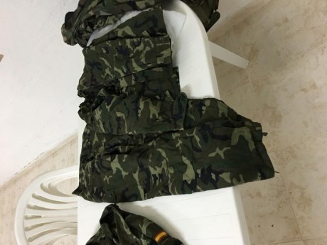 Equipacion completa, con 3 trajes, uno multicam y 2  woodland, ceñidores, chalecos mp5 fullmetal, doble 41