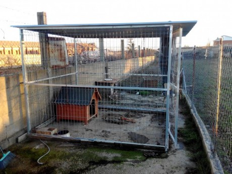 Se vende box, jaula, de 5 m2, en perfecto estado con tejado, para colocar en cualquier sitio, es desmontable 02