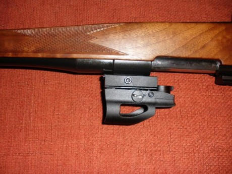   Vendo VOERE de cerrojo, calibre 9,3x62 con holográfico desmontable. Muy cuidado. Lo quito por haber 110