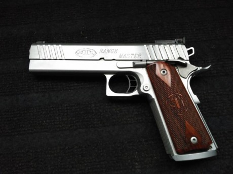 Vendo STI RANGER MASTER de 9 mm y en acero inox. 
La vendo con su maletín, un cargador, y  los accesorios 02
