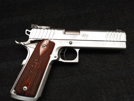 Vendo STI RANGER MASTER de 9 mm y en acero inox. 
La vendo con su maletín, un cargador, y  los accesorios 01