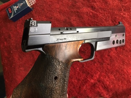 Buenas a todos los amigos del foro. Un amigo mio me pide que le anuncie la venta de su pistola pues a 01