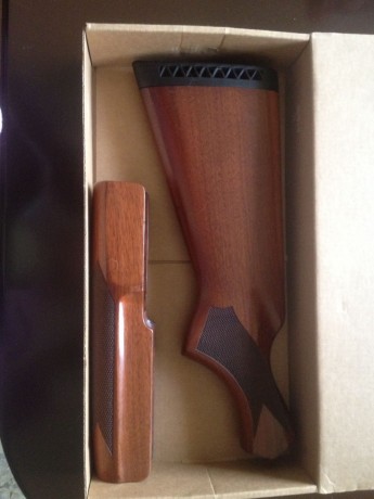 Vendo culata y guardamanos para Winchester 1300 en madera de nogal americano, en muy buen estado, ideal 01