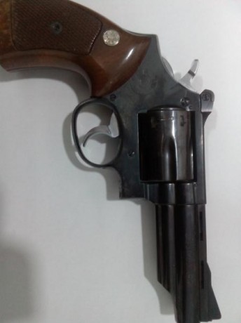 Buenas noches, vendo por falta de uso, un revólver Llama comanche III, con cañón de 4", calibre 357 01